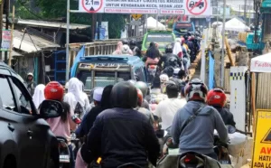 Pemasangan Alat Launcher Ginder, Jembatan Cikereteg Di Tutup Sementara