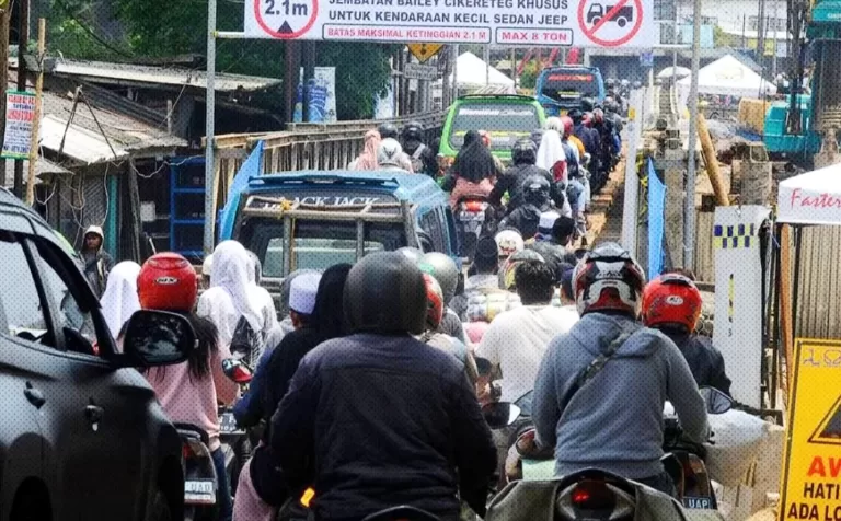 Jembatan Cikereteg Penghubung Kabupaten Bogor - Sukabumi Kembali Longsor