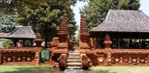 Tempat Wisata Religi di Cirebon: Menelusuri Sejarah dan Spiritualitas Keraton kesepuhan Cirebon 