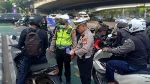 Hari Ke Dua Operasi Patuh Jaya 2023, Sat Lantas Jakarta Barat Melakukan Penindakan Pelanggar lalu-lintas dan Peneguran Secara Humanis