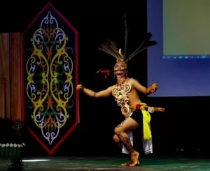Tari Mandau Kesenian Suku Dayak Kalimantan Yang Memukau