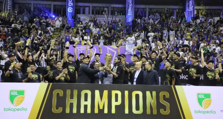 Menpora Dito Serahkan Trophy Juara Prawira Bandung Juara IBL 2023