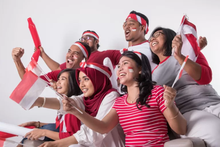Tips Tampil Trendy Gaya Berpakaian Ala Johnwin Menyambut 78 Tahun Kemerdekaan Indonesia