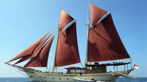 Kapal Pinisi, Berwisata Dengan Kapal Warisan Nenek Moyang