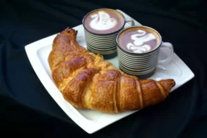 Hadir Dengan Ukuran Fantastis, Rajanya Croissant dari ASTON Banyuwangi