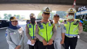 Operasi Zebra Tahun 2023 Satlantas Jakarta Barat Bersama Jasa Rahaja Jakarta Barat Bagi-bagi Helm Kepada Pengendara Yang Melintas di Tl Tomang Jakarta Barat