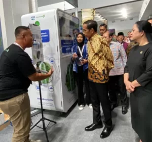 Presiden Republik Indonesia Bapak Ir. Joko Widodo dan Ketua DPR RI Ibu Puan Maharani Kunjungi Reverse Vending Machine (RVM) AQUA Danone x Plasticpay di Festival LIKE 2023