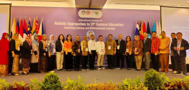 International Seminar on Holistic Approaches to 21st Century Education