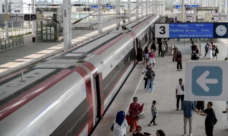 Lonjakan Penumpang KCIC Whoosh Selama Libur Lebaran 2025 Capai 240.000 Orang Kehadiran Kereta Cepat "Whoosh" Di Harapkan Perkuat Capaian Target Wisatawan Tahun 2023 KCIC Perkirakan Volume Penumpang Kereta Whoosh Kembali Lebih Dari 20 Ribu