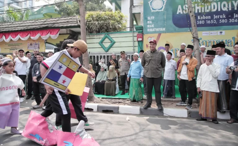Menpora Dito Apresiasi Karnaval Budaya Ponpes Asshiddiqiyah untuk Sosialisasikan FIFA World Cup U-17