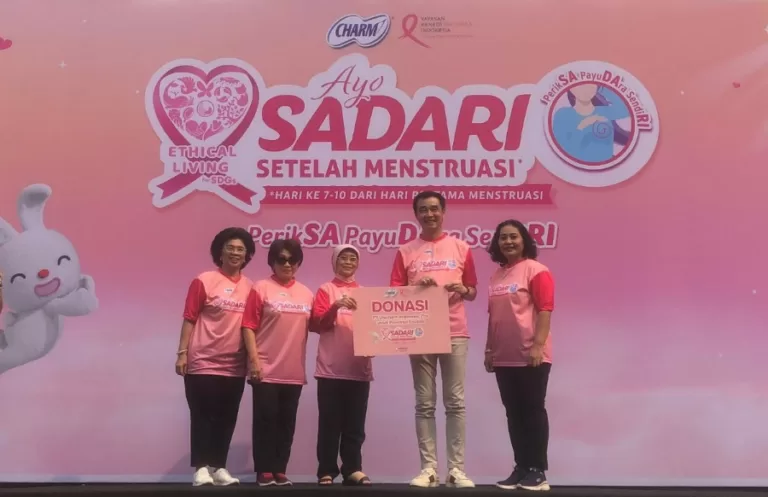 Brand Pembalut Wanita! Charm Bersama YKPI Mengadakan Ayo SADARI Setelah Menstruasi Fun Walk Dengan 100 Survivor Kanker Payudara