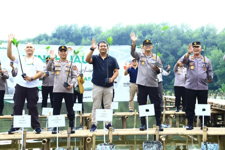 Divisi Humas Polri melakukan penanaman mangrove