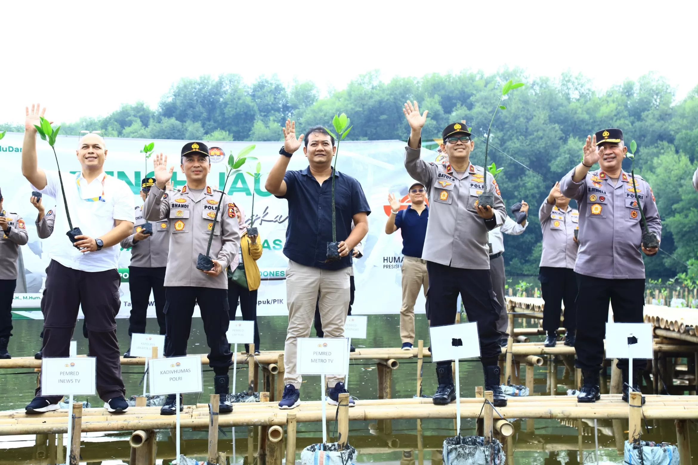 Divisi Humas Polri melakukan penanaman mangrove