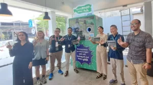 Buang Plastik Di Bikin Asik, Grab-Ovo x Plasticpay x Lawson luncurkan Mesin RVM Tukar Botol Jadi Cuan Yang Berlokasi Di Lawson Cipete