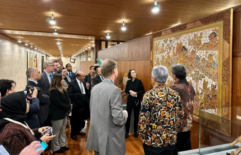 Karya seni Jalan Nusantara di Markas Besar UNESCO