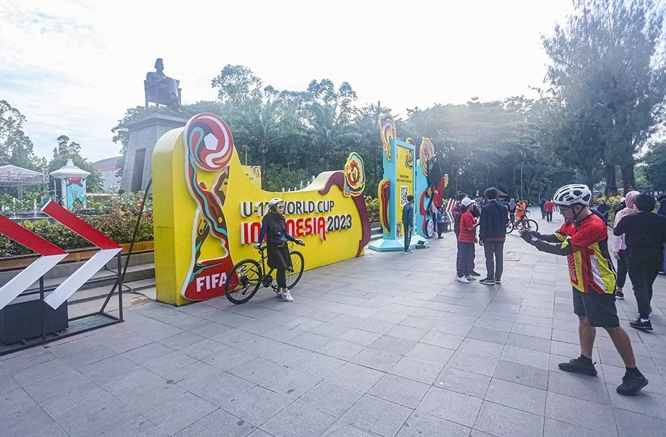 Masyarakat Antusias Buru Ornamen Piala Dunia U-17 di Manahan Solo