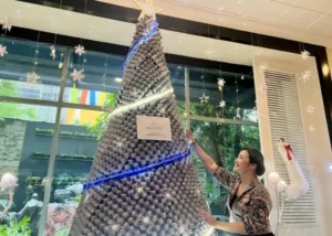 Hiasan Natal Dari Bahan Bekas Percantik Area Lobby Ascott Jakarta