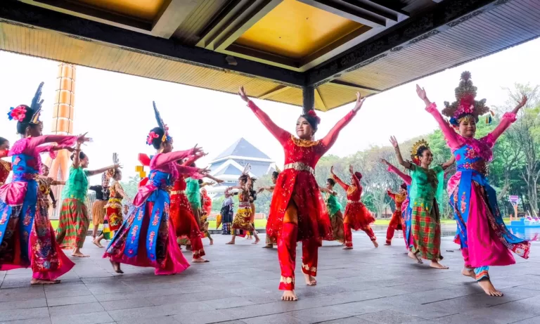 Semarak Peluncuran KEN 2024 Ragam Parade Festival Seni dan Budaya