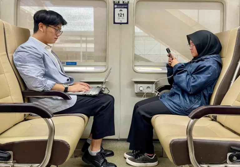 KAI Genjot Investasi Kereta Baru, Siap Hadapi Lonjakan Permintaan dan Dukung Industri Nasional KAI Ingatkan Kembali Aturan Penggunaan Fasilitas Stop Kontak Pada Kereta Api