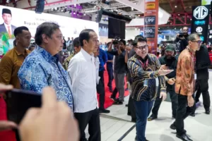 Presiden Joko Widodo Kunjungi Booth MG di IIMS 2024, Menyoroti Komitmen MG terhadap Mobilitas Berkelanjutan