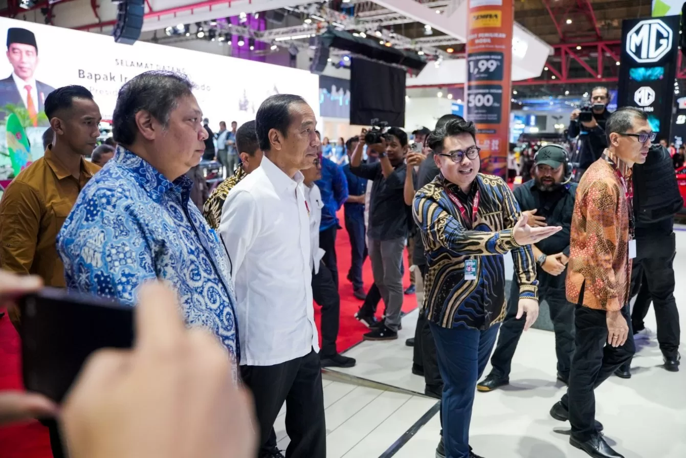 Presiden Joko Widodo Kunjungi Booth MG di IIMS 2024, Menyoroti Komitmen MG terhadap Mobilitas Berkelanjutan