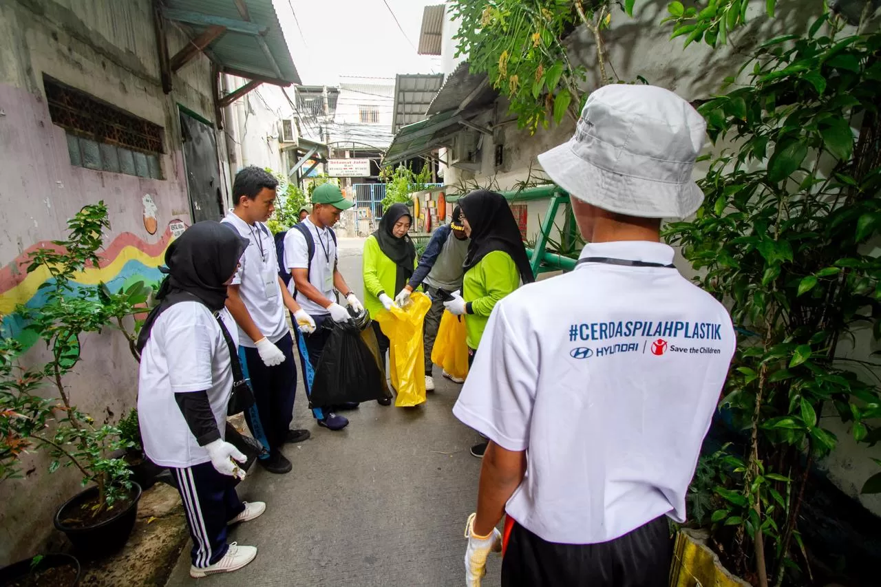 Hari Peduli Sampah Nasional: Save the Children dan Child Campaigner Jakarta Inisiasi Aksi Bersih dan Pilah Plastik di Sunter Jaya dan Sunter Agung