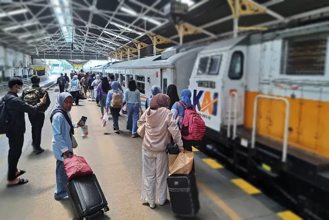 Para Pemudik Diimbau Alokasikan Waktu Agar tidak Ketinggalan Kereta Sebanyak 3,1 Juta Tiket KA Jarak Jauh Telah Terjual Pada Masa Angkutan Lebaran Perubahan Pola Operasional Perjalanan Kereta Api