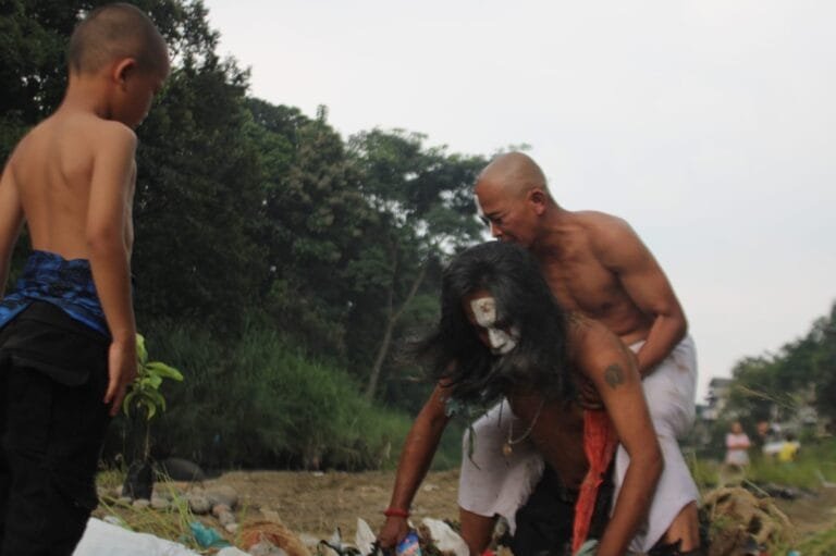 Peduli Lingkungan, Jangkar Jiwa Dan Trotoar Kreatif Pentaskan Happening Art, Di bantaran Kali Ciliwung Pada Kegiatan Pitulasan #3