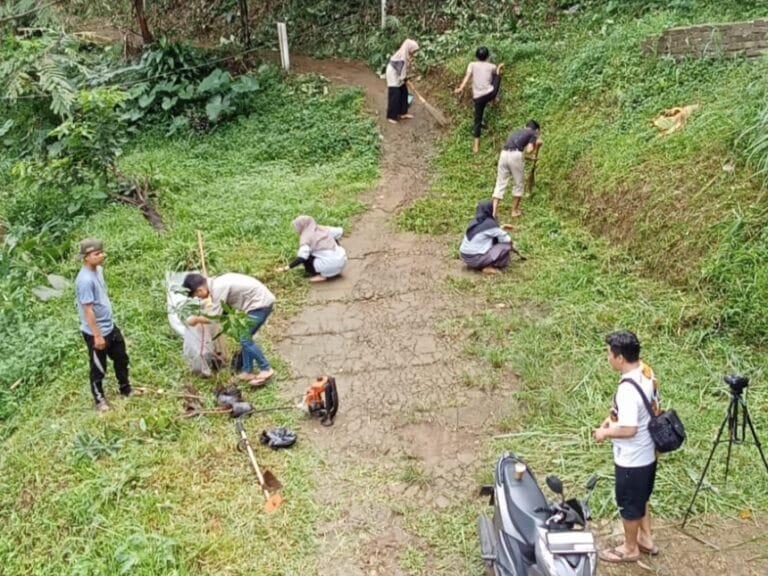 Peringati Hari Kartini, Gerakan Cisadane Resik, Tanam Puluhan Bibit Pohon Di SMK Sirojul Huda 3 Bogor