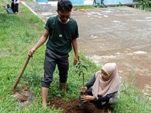 Peringati Hari Kartini, Gerakan Cisadane Resik, Tanam Puluhan Bibit Pohon Di SMK Sirojul Huda 3 Bogor