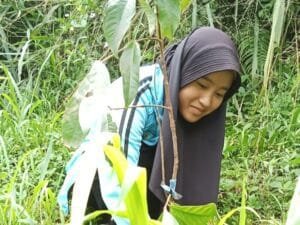 Peringati Hari Kartini, Gerakan Cisadane Resik, Tanam Puluhan Bibit Pohon Di SMK Sirojul Huda 3 Bogor