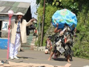 Happening Art Hari Bumi: Jangkar Jiwa Media Gegerkan Warga Gang Karet Tanah Sareal Bogor