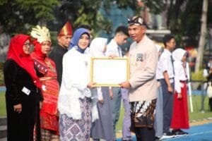 Kepala SMAN 2 Cibinong Raih Apresiasi Kepala Sekolah Berprestasi Dari PJ. Gurbernur Jawa Barat Pada Peringatan Hardiknas 2024