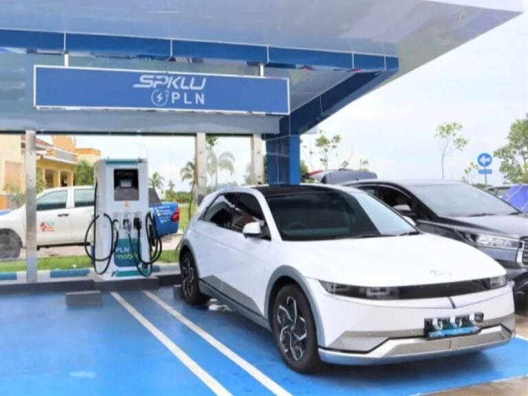 VinFast dan PLN Percepat Ekosistem Kendaraan Listrik, Targetkan 3.000 SPKLU di Indonesia PLN Genjot Ekosistem Kendaraan Listrik, Transaksi Charging Naik Lima Kali Lipat saat Lebaran Sebanyak 111 Unit SPKLU Akan PLN di Berbagai Ruas Tol, Cek Daftarnya!
