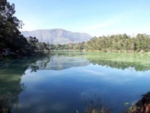 Tempat Seru-seruan Bareng Keluarga, Naik Perahu Keliling Telaga Warna Puncak
