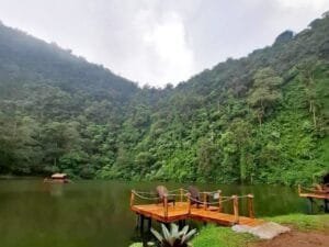 Tempat Seru-seruan Bareng Keluarga, Naik Perahu Keliling Telaga Warna Puncak