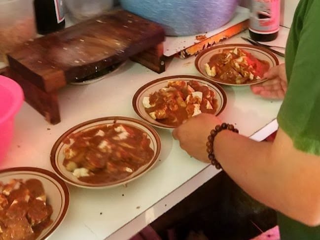 Kupat Tahu Hj. Ma Iroh Kuliner Legendaris Kuningan