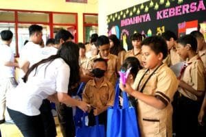 Rayakan HUT ke-25, Milenial PNM Berbagi Asa Bersama Siswa SLB Rawinala