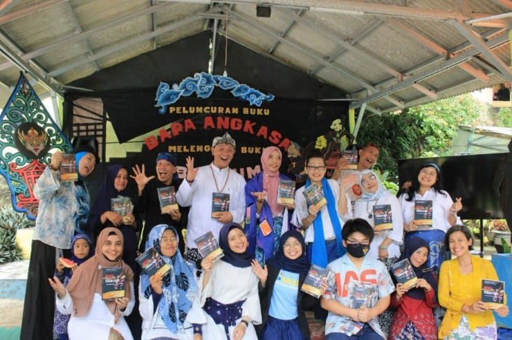 Merayakan Hari Ayah Sedunia Dengan Meluncurkan Buku Bapa Angkasa