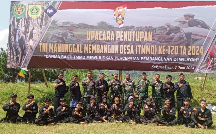 Tampil Trengginas Pada Upacara Penutupan TMMD Ke-120, Pagoron Pencak Silat KBPC Triwijaya Terbitkan Rasa Bangga