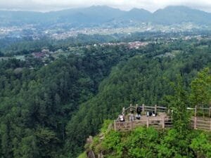 Menikmati Keindahan Kota Bandung Dan Perbukitan Gunung Tangkuban Perahu di Tebing Keraton Lembang