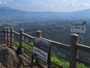 Menikmati Keindahan Kota Bandung Dan Perbukitan Gunung Tangkuban Perahu di Tebing Keraton Lembang