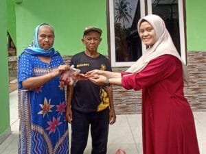Relawan Daya Putra Bangsa Bagikan 200 Paket Daging Qurban Di Kampung Pasirangin