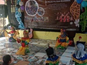 Gelar Pentas Seni, TK Plus Putra Bangsa Lepas Angkatan Pertama