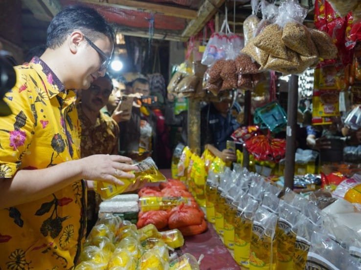 Wamendag Jerry Tinjau Stok dan Harga Bapok Di Pasar Cisaat Sukabumi
