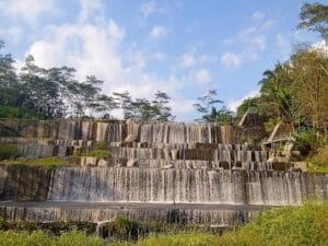 Menikmati Indahnya Grojogan Watu Purbo Dengan Latar Belakang Gunung Merapi