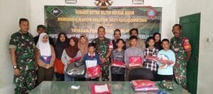 Luncurkan Program Anak Asuh Babinsa, Danramil Cigombong sampaikan beasiswa