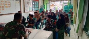 Luncurkan Program Anak Asuh Babinsa, Danramil Cigombong sampaikan beasiswa