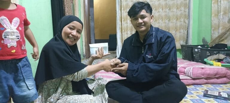 Fasih Menyampaikan Donasi Untuk Pembangunan Saung Bambu TK Plus Putra Bangsa