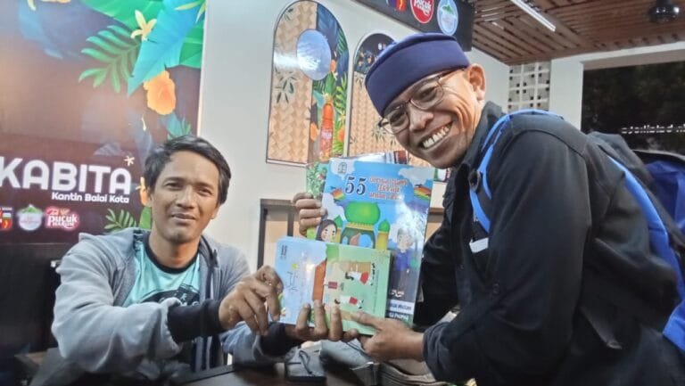 Mendapat Bantuan Buku, Gerakan Literasi Putra Bangsa Makin Giat Membina Anak Desa